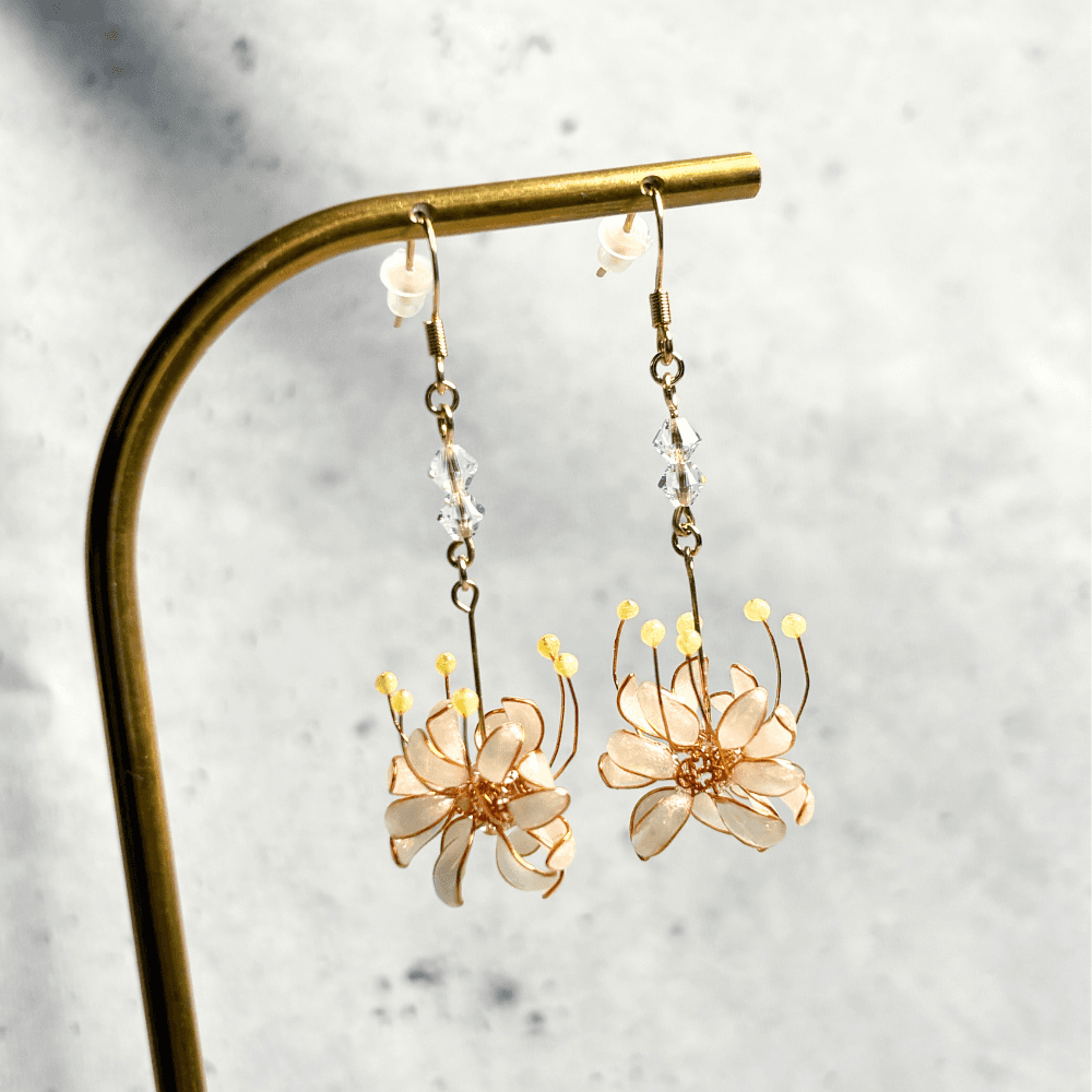 【彼岸花/曼珠沙華】ピアス サージカルステンレス/白い2粒のストーン/レジン×ワイヤー/幻想的な白/和装/受注製作 | 9枚目